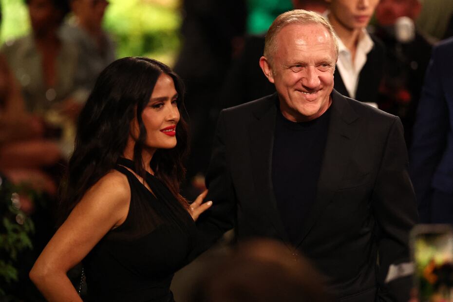 Slama Hayek se muestra más bella que nunca con vestido traslúcido en desfile de moda. Foto: AFP