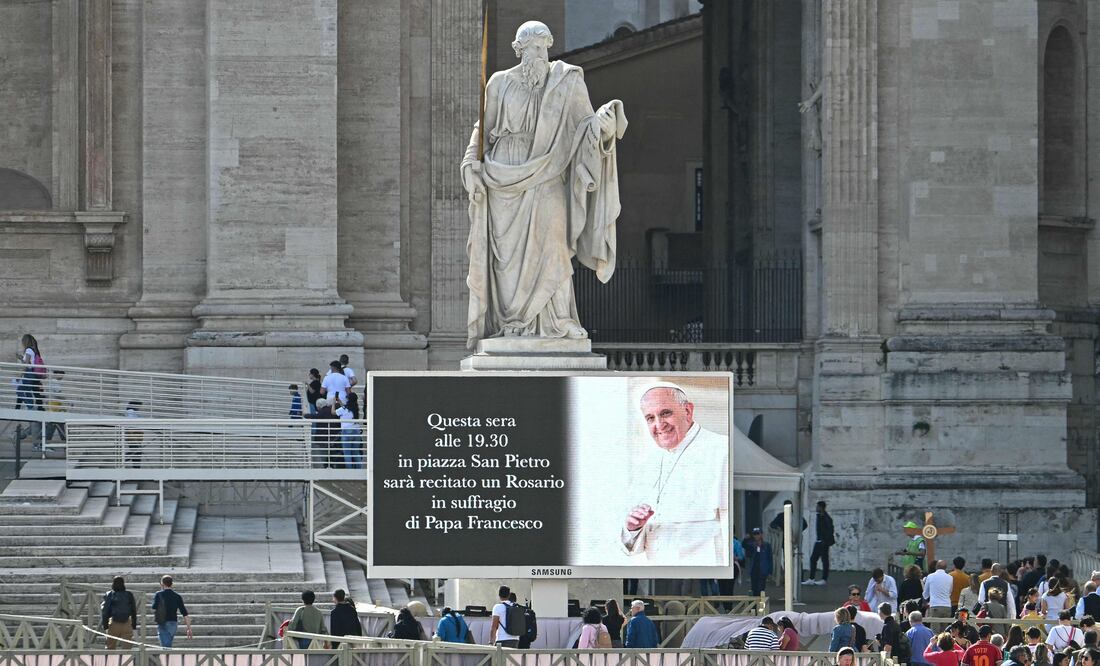 Muere el papa Francisco a los 88 años: el Vaticano prepara un funeral sin precedentes. ¿Cuándo será el funeral? (Photo by Alberto PIZZOLI / AFP)