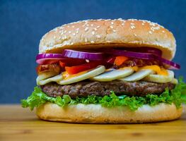 Empresa pagará $25 mil dólares a 'amantes de las hamburguesas'