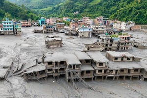 Nepal y Tíbet enfrentan riesgo de nuevas inundaciones tras riada que dejó 392 muertos y miles de desaparecidos