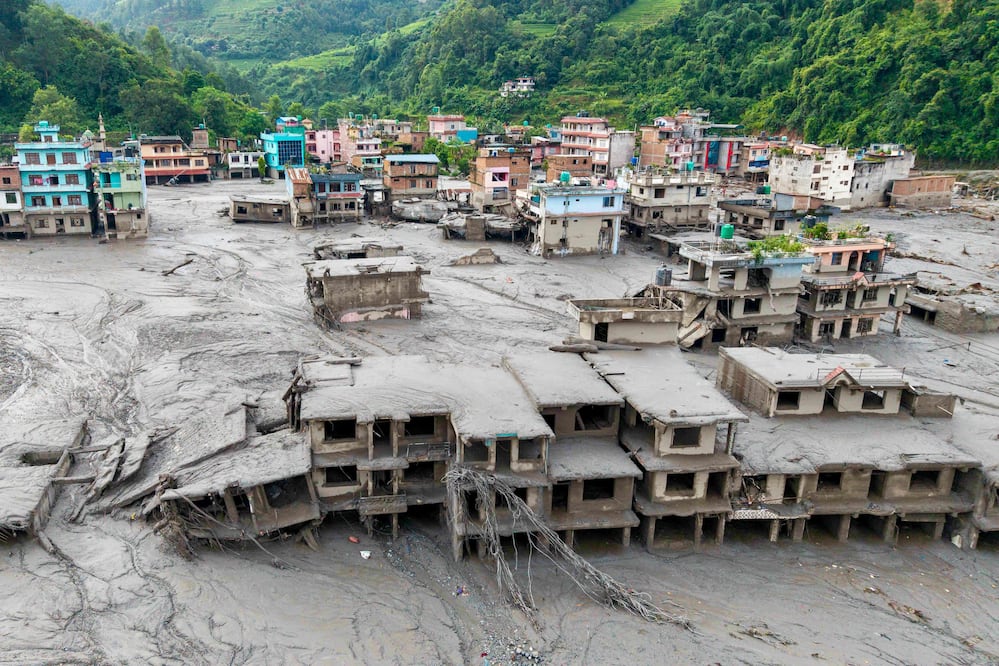 Nepal y Tíbet enfrentan riesgo de nuevas inundaciones tras riada que dejó 392 muertos y miles de desaparecidos. (Photo by Prabin RANABHAT / AFP)