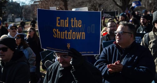 Funcionarios de EU no recibirán sueldo por cierre gubernamental