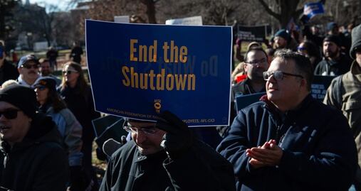 Funcionarios de EU no recibirán sueldo por cierre gubernamental