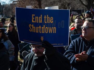 Funcionarios de EU no recibirán sueldo por cierre gubernamental