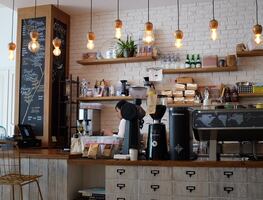 Arrestan a mujer por negarse a usar cubrebocas en cafetería