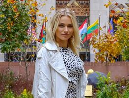 Irina Baeva destila glamour y elegancia en calles de Nueva York