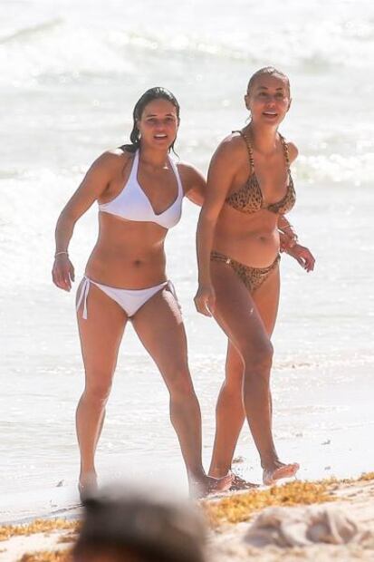 Michelle Rodriguez sorprende con diminuto bikini junto a modelo en Tulum