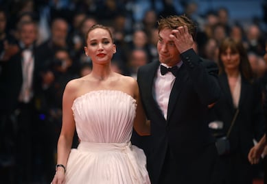 Cannes 2025: Jennifer Lawrence y Robert Pattinson roban miradas en la alfombra roja
