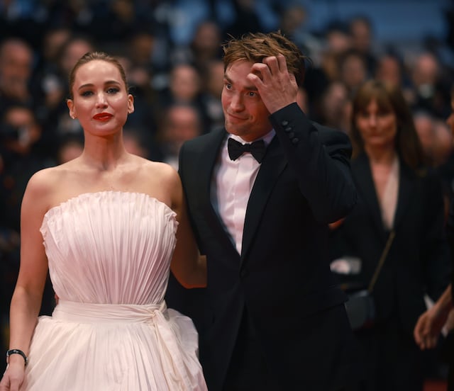 Cannes 2025: Jennifer Lawrence y Robert Pattinson roban miradas en la alfombra roja