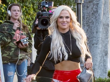 Lana "CJ" Perry luce sus curvas "de impacto" con bikini rojo