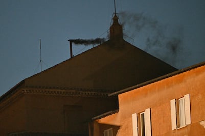 Cónclave noticias. Fumata negra: no hay papa tras la primera votación