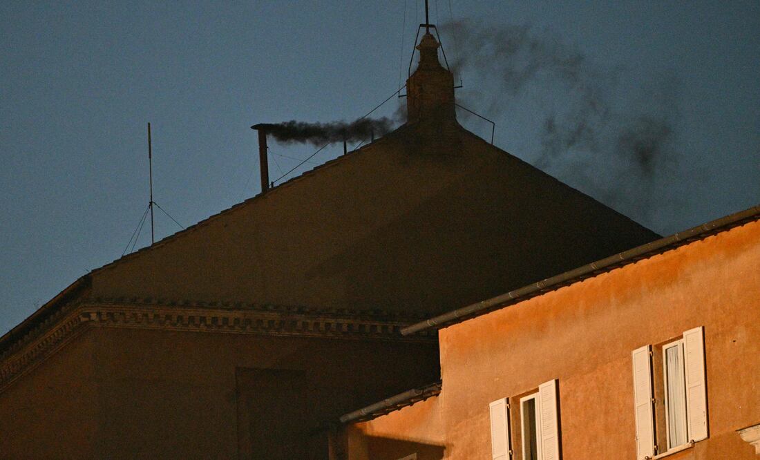 Cónclave noticias. Fumata negra: no hay papa tras la primera votación(Photo by Andreas SOLARO / AFP)