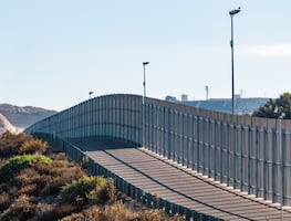 Autoridades usan globo aerostático en frontera México-EU para prevenir muerte de migrantes