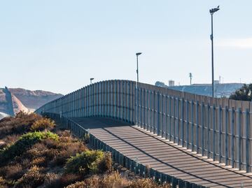 Autoridades usan globo aerostático en frontera México-EU para prevenir muerte de migrantes