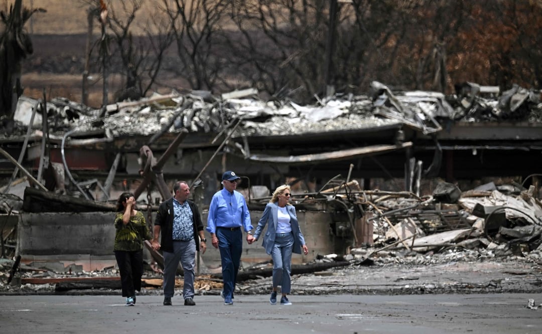 Biden llega a Hawái entre críticas por su respuesta a los devastadores incendios. Foto: AFP