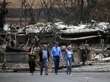 Biden llega a Hawái entre críticas por su respuesta a los devastadores incendios