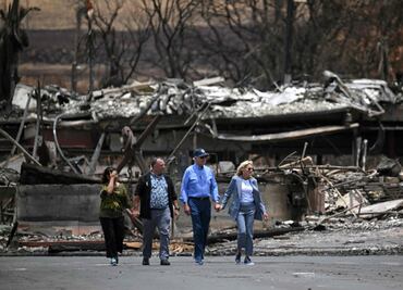 Biden llega a Hawái entre críticas por su respuesta a los devastadores incendios