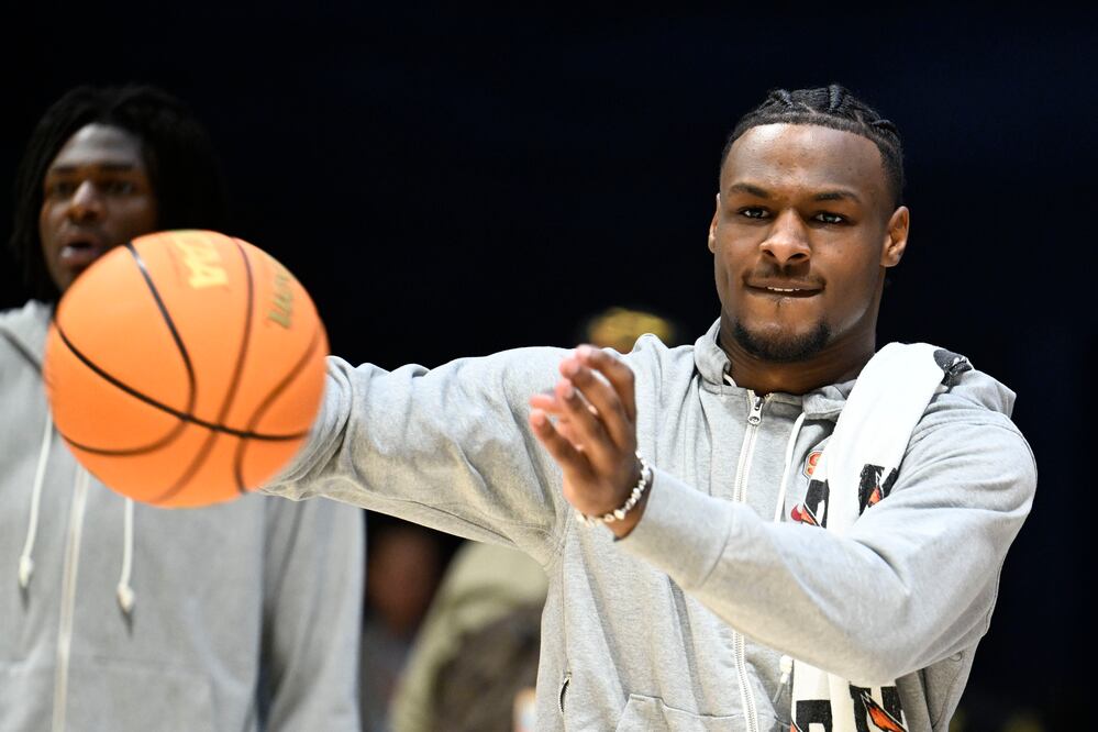 Hijo de LeBron James tiene luz verde para volver al basquet tras para cardíaco. (AP Photo/Denis Poroy)