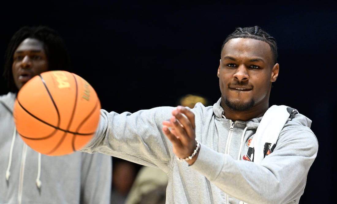 Hijo de LeBron James tiene luz verde para volver al basquet tras para cardíaco. (AP Photo/Denis Poroy)