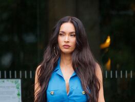 Megan Fox presume abdomen plano con outfit azul en Nueva York