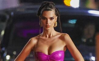 Emily Ratajkowski y el bikini magenta 'imposible' que lució en pasarela