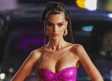 Emily Ratajkowski y el bikini magenta 'imposible' que lució en pasarela