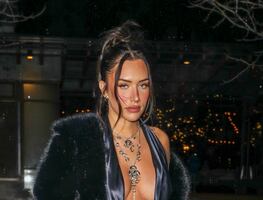 Amiga de Kylie Jenner recibe el 2023 con vestido de escote infinito y braless