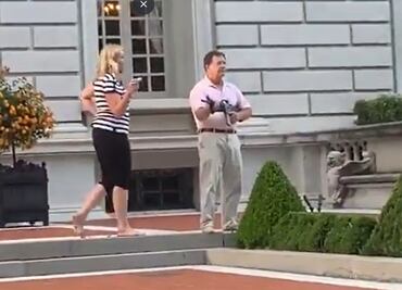 Pareja apunta con armas a manifestantes de ‘Black Lives Matter’