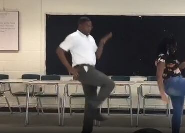 Maestro pierde apuesta con alumna y baila canción de Beyoncé