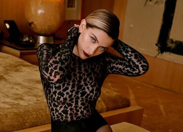 Paris Jackson sorprende con sesión en blusa braless y lencería transparente