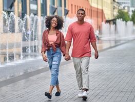 Caminatas breves cada media hora contrarrestan daños de estar sentado