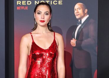 Gal Gadot impacta con belleza y blazer abierto en Instagram