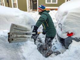 Hombre muere al caer en alberca mientras quitaba nieve en su casa en EU