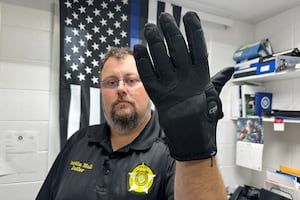 Guantes eléctricos de ICE causaron “dolor intenso” y miedo, revela estudio del Ejército de EU