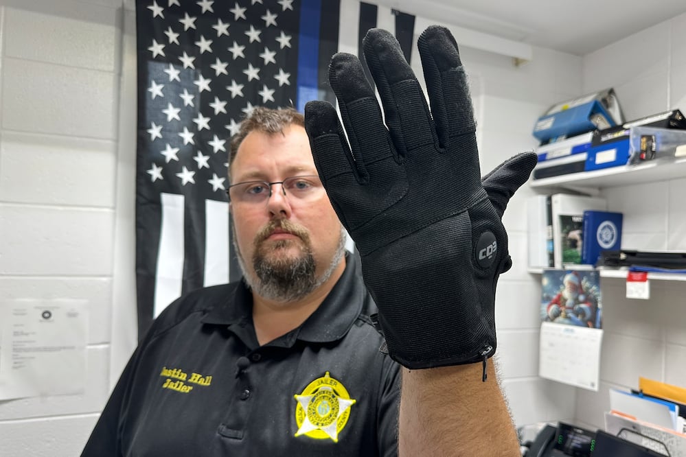 Guantes eléctricos de ICE causaron “dolor intenso” y miedo, revela estudio del Ejército de EU (AP foto/Dylan Lovan)