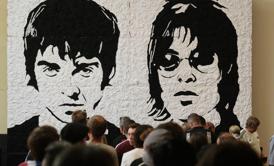 Oasis arranca gira mundial con lleno total y fans de cuatro continentes viajan para ver a los Gallagher juntos.  (Jordan Pettitt/PA via AP)