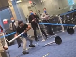 Video. Arrestan a pasajero tras agredir a empleados en aeropuerto de Miami