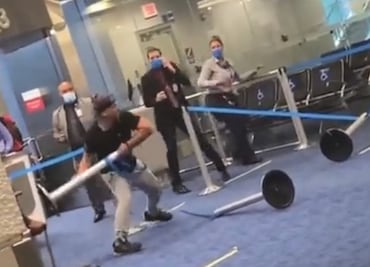 Video. Arrestan a pasajero tras agredir a empleados en aeropuerto de Miami