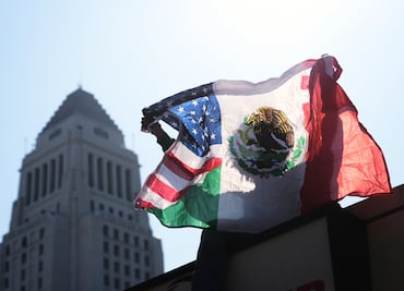 Alcaldesa de Los Ángeles desafía redadas de ICE con nueva orden de protección a inmigrantes