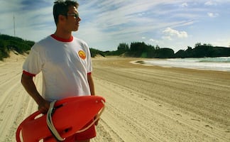 Ofrecen trabajo temporal a salvavidas en Disney World, en Orlando; pagan hasta $310 la hora