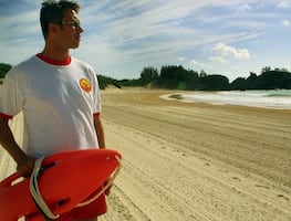 Ofrecen trabajo temporal a salvavidas en Disney World, en Orlando; pagan hasta $310 la hora