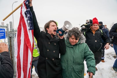 ¡Indignante! Pro-ICE grita ‘Ayer ejecutamos a uno de ustedes’ tras asesinato de Renee Good. VIDEO
