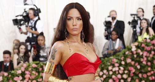 Halsey llega a los premios MTV con vestido neón de transparencias