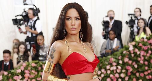 Halsey llega a los premios MTV con vestido neón de transparencias