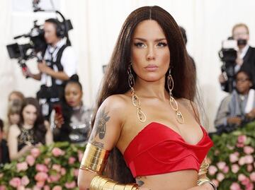 Halsey llega a los premios MTV con vestido neón de transparencias