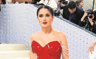 El escotado bikini amarillo con el que Salma Hayek lució su figura tras bucear