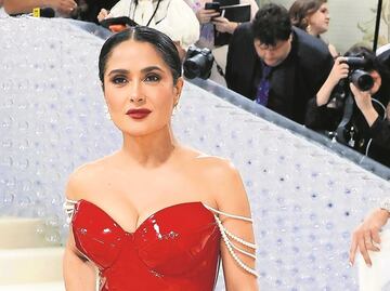 El escotado bikini amarillo con el que Salma Hayek lució su figura tras bucear