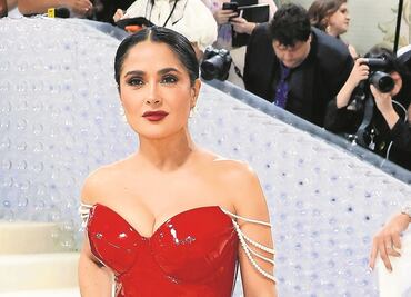 El escotado bikini amarillo con el que Salma Hayek lució su figura tras bucear