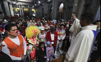 Peregrinación de payasos celebra a la Virgen de Guadalupe