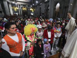 Peregrinación de payasos celebra a la Virgen de Guadalupe